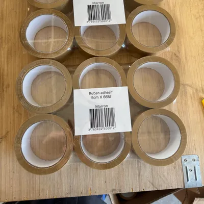 Rouleaux de scotch marron 